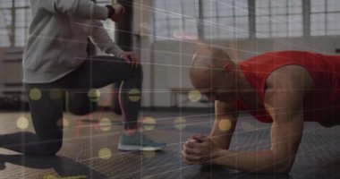 Antrenör, spor salonuna girip veri akışını başlatırken müşterinin fitness stüdyosunda elinde tahta vardı. Performans, izleme, analitik, güç, dayanıklılık, refah, teknoloji