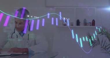 Animasyon çizelgeleri tıp bürosundaki masanın üzerinde atarken panodaki veri yazılarını analiz eden bir doktor. Tıp, sağlık, analiz, profesyonel, bilimsel, veri, ofis