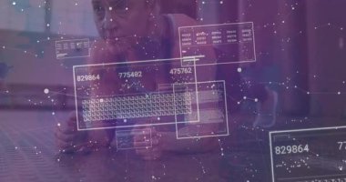 Kadının elinde kalas tutan fitness takip paneli dolgusu var. Sayıları artıyor ve azalıyor. Fitness, teknoloji, biyometri, sağlık, dijital, performans, motivasyon