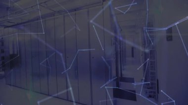 Sunucu raflarının yanında beliren soluk parlayan noktalar veri akışını gösteren dönen ağ örtüsü oluşturuyor. Teknoloji, bağlantı, dijital, siber güvenlik, yenilik, gelecekçi, altyapı