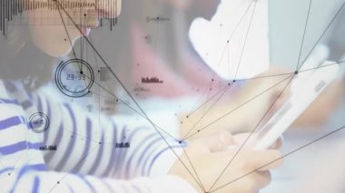 Çocuk tıkırtısı tableti ve sınıf arkadaşlarını birbirine bağlayan verileri üst üste koyuyor. Öğrenme, işbirliği, teknoloji, eğitim, yenilik, bağlantı, dijital