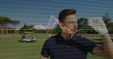 Golfçü golf analitiği için golf tişörtü yetiştiriyor. Veri örtüsü sürükleniyor ve arkasından nabız atıyor. Spor, analitik, teknoloji, aktivite, açık hava, hassasiyet, modern