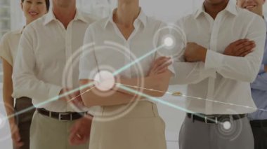 Ofisteki beş profesyonel, parlayan düğümlerle iş ekibi çalışmalarını gösteriyor. İşbirliği, bağlantı, takım çalışması, dijital, yenilik, modern, profesyonel