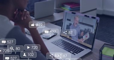 Sunucu, pazarlama simgelerinin PC 'nin dört bir yanına gönderilip inceltilmesini işaret ediyor. Dijital pazarlama, sosyal medya, katılım, teknoloji, çalışma alanı, iletişim, odak