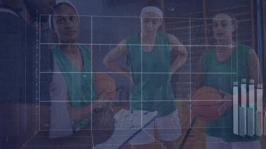 Basketbol analitiği ve yükselen parmaklıklarla oyunculara rehberlik eden bir koç. Koç, oyuncular, spor, analitik, veri, basketbol, eğitim