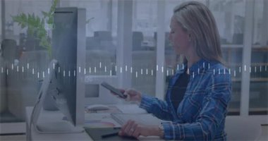 Uyarıldıktan sonra telefona cevap veren olgun bir kadın. Animasyon dalgalarıyla iş görüşmelerine yardım ediyor. Profesyonel, çalışma alanı, modern, üretkenlik, iletişim, teknoloji, kurumsal