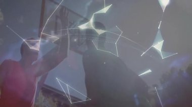 Çemberin altındaki adamlar yeşil formalı oyuncuların gol atmadan önce dünyayı döndüren teknoloji grafikleri görüyorlar. Spor, takım çalışması, yenilik, şehir, enerji, bağlantı, açık hava