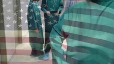 Cerrahlar hastane koridorundaki tablet ekranı tıklatıyor ve hasta verilerini planlama için gözden geçiriyorlar. Tıbbi ekip, işbirliği, sağlık hizmetleri, klinik, profesyonel, modern, teşhis