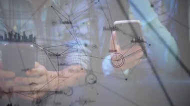 Dinamik veri görselleştirme demosu için telefon kaldıran iki arkadaş gibi görünen dijital ağ örtüsü. Teknoloji, veri, bağlantı, ağ, iletişim, yenilik, analitik