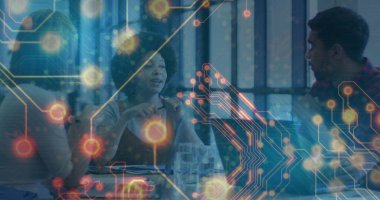 Dijital devre grafikleriyle büroda işbirliği yapan iki meslektaşı tartışıyorlar. Teknoloji, yenilik, takım çalışması, şirket, modern, bağlantı, profesyonel