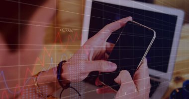 Ofis masasının üstünde bilezik ve bilezik takmış, dizüstü bilgisayarı ve üstü kapalı çizelgeleri olan akıllı telefonu tutmak. Finans, teknoloji, veri analizi, yatırım, ticaret, ticaret, üretkenlik