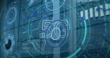 Holografik 5G arayüzü, veri merkezinde LED ışıkları ve kablolarla birlikte sunucu raflarını örtüyor. Teknoloji, veri, bağlantı, dijital, geleceksel, ağ, yenilik