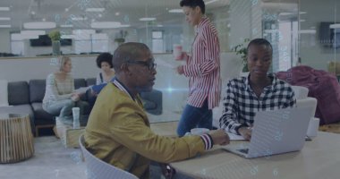 Hardal ceketli işbirlikçi adam ve ofis odasındaki dizüstü bilgisayarlı daktilo kullanan kadın. İşbirliği, takım çalışması, modern, gündelik, çalışma alanı, iç mekan, üretkenlik