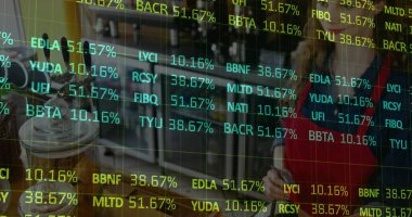 Kahve fincanının üstünde kırmızı önlüklü baristanın buzlu kahve kavanozu servis etmesiyle. Mali veriler, konukseverlik, modern tasarım, ticari alan, günlük ortam, içecek servisi, sıcak atmosfer