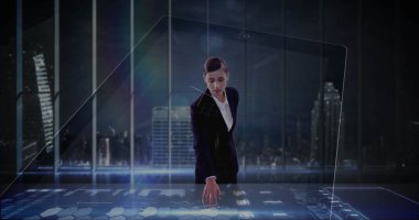 Takım elbiseli iş kadını ofiste holografik tablo kullanıyor ve dijital çizelgeler ve simgeler sergiliyor. Teknoloji, yenilik, kurumsal, profesyonel, fütüristik, veri görselleştirme, kentsel