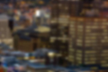 Geceleri aydınlatılmış kalabalık binaların odaksız görüntüsü