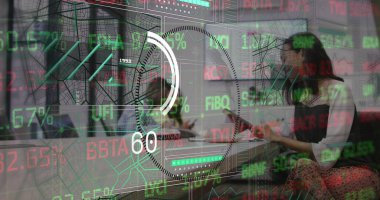 Toplantı odasında, borsa gösterisiyle şık giyinen, tablet tutan ve konuşan kadınlar. İşbirliği, analitik, teknoloji, finans, takım çalışması, modern, profesyonel