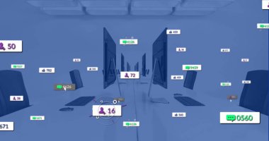 Ofis masasında yüzen sosyal medya gereçlerini gösteren monitörler, klavye fare sandalyeleri. Teknoloji, işbirliği, yenilik, modernlik, dijital, profesyonel, çalışma alanı