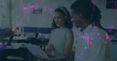 Dizüstü bilgisayarı olan ve ofisteki veriler aracılığıyla iş arkadaşına rehberlik eden bir kadın. İşbirliği, takım çalışması, ofis, profesyonel, üretkenlik, iletişim, çalışma alanı