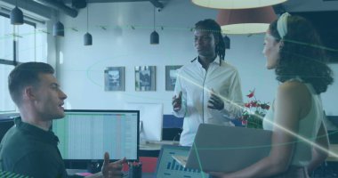 Karşınızda beyaz gömlekli, hesap tablosunu bilgisayarlı monitörde açıklayan ayakta duran adam. İşbirliği, takım çalışması, ofis, meslek, tartışma, iletişim, modern