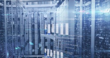 Veri merkezinde dijital analitik kaplamaları gösteren atımlı sunucu rafı satırları, durum LEDleri ile birlikte. Teknoloji, siber güvenlik, altyapı, ağ, veri, dijital, modern