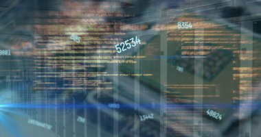 Sunucu odası raflarını ve dizüstü bilgisayarları kaplayan parlayan sayısal çıktılarla programlama kodları yüzüyor. Teknoloji, siber güvenlik, veri, ağ, dijital, altyapı, yenilik