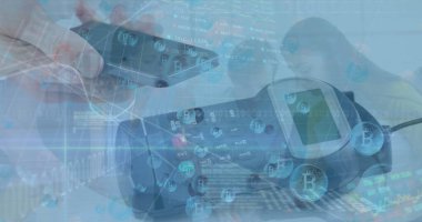 Akıllı telefonlu okuyucu ekranda Bitcoin sembolleri ve piyasa verileriyle dinleme ödemesi yapıyor. Dijital, teknoloji, finans, gelecek, yenilik, işlem, kripto para birimi