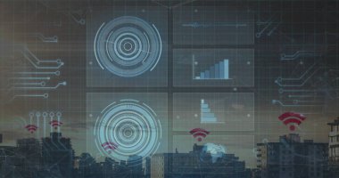 Gün batımında ufuk çizgisinde yarı saydam HUD, halka hedefli veri panellerini kırmızı Wi-Fi simgelerini gösteriyor. Gelecekçi, teknoloji, kentsel, dijital, analitik, yenilik, siber