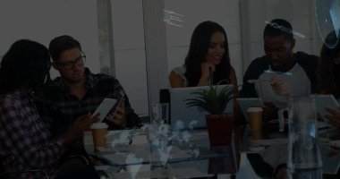 İş arkadaşları konferans odasında bilgisayarlardaki ve tabletlerdeki verileri kahve fincanlarıyla gözden geçiriyorlar. Şirket, takım çalışması, modern, teknoloji, profesyonel, iletişim, beyin fırtınası.