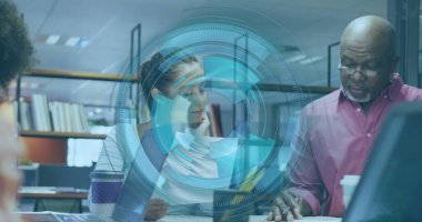 Belgeleri gözden geçiriyorum, meslektaşlarım masadaki bölmelere dizüstü bilgisayarla, kahve fincanlarıyla ve gözlüklerle yaslanıyorlar. Şirket, çalışma alanı, modern, üretkenlik, takım çalışması, profesyonel, işbirlikçi