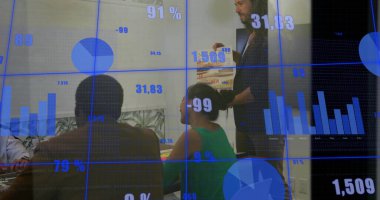 Konferans masasında dizüstü bilgisayar evrakları ve çizelgelerle ürün prototip kutusunu gösteren bir ekip sunar. Kurum, işbirliği, yenilik, analitik, strateji, profesyonel, dijital