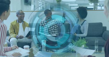 Proje detaylarını tartışıyorlar, beş ofis arkadaşı modern salonda ellerinde kağıtlar ve tabletlerle oturuyorlar. İşbirliği, takım çalışması, modern çalışma alanı, beyin fırtınası, gelişigüzel toplantı, profesyonel çevre, kurumsal kültür