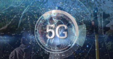 Kask takan ve ormanlık alanda GNSS direğini tutan gözcünün üzerine holografik 5G örtüsü yansıtılıyor. Teknik, bağlantı, fütüristik, saha çalışması, teknoloji, yenilik, açık hava