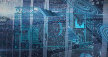 Merkezi sunucu rafları sunucu odasında kabloyla parlayan veri grafiklerini gösteriyor. Teknoloji, veri merkezi, ağ oluşturma, siber, dijital, geleceksel, altyapı