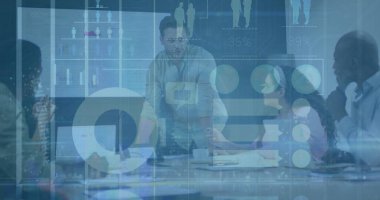 Açık tişörtlü bir adam ofisteki masa adresleme takımına yaslanıyor, dizüstü bilgisayarları ve dijital çizelgeleri var. İş, takım çalışması, modern, teknoloji, işbirliği, şirket, veri