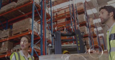 Depo personeli tesisteki forklift operasyonunu raf rafları ve güvenlik teçhizatlarıyla koordine ediyor. Sanayi, lojistik, takım çalışması, verimlilik, güvenlik, organizasyon, meta