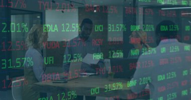 Toplantı masası, kahve fincanı ve dizüstü bilgisayarda hisse senedi verilerini analiz eden dört profesyonel iş birliği yapıyor. İş, takım çalışması, şirket, iletişim, modern, işyeri, strateji