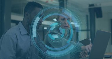 Tableti tutan, kazaklı bir kadın ve bilgisayarını açık ofiste holografik arayüzle kontrol eden bir adam. İşbirliği, yenilik, teknoloji, modernlik, takım çalışması, dijital, profesyonel