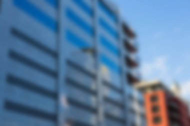 Şehirdeki gökyüzüne karşı binaların odaksız görüntüsü