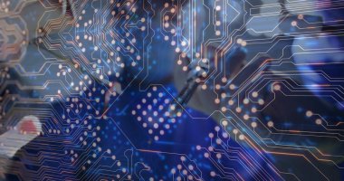 Isıtma demiri, teknisyen lehim kablosunu dijital kaplamalı yedek kulübesinde PCB 'ye bağlıyor. Elektronik, mühendislik, teknoloji, yenilik, işçilik, devre, kesinlik