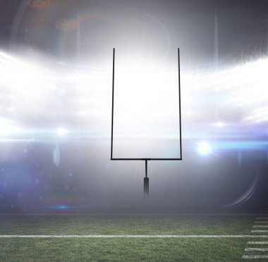 Düz dizayn futbol kale direği, projektörlü projektörlerin altında sahanın zemininde duruyor. Spor, stadyum, ışıklandırma, atmosfer, gridiron, gece, ekipman