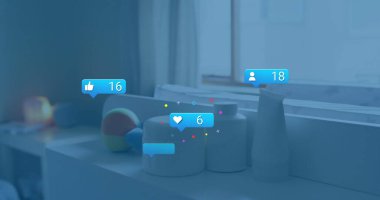 Üç gri kavanoz ve sürahi kumaş topu, mum ve sosyal simgelerle birlikte oda rafında duruyor. Minimalist, çağdaş, rahat, dekoratif, sakin, modern, çok yönlü