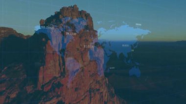 Ilık şafak ışığı tepe noktasında kayboluyor dünya haritası dönen etiketlerin yer değiştirdiğini gösteriyor. Arazi, navigasyon, haritalama, dijital, macera, keşif, engebeli