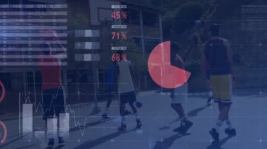 Analiz için gelişen canlı pasta grafiği gibi sahaya altı erkek oyuncu giriyor. Spor, takım çalışması, analitik, performans, rekabet, açık hava, basketbol