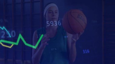 Sporcu topu fırlatıyor, parmak ucu çeviriyor spor salonunun duvarında süzülen spor ölçümlerinin grafiklerini çıkarıyor. Fitness, innovation, performance, motion, analytics, sport, determination