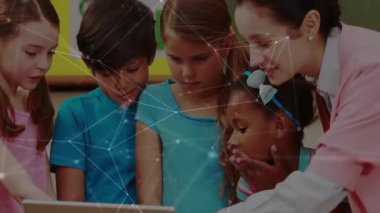 Öğretmenler dizüstü bilgisayarları tıklatıyor ve çocuklar eğitim programı izlerken çocuk anahtarlarını tıklatıyor. İşbirliği, öğrenme, teknoloji, sınıf, katılım, takım çalışması, eğitim