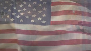 Asker akıllı telefonu kaydırıyor sonra görev için kamuflaj üniforması giyiyor, bayrağı selamlıyor ve yürüyor. Vatanseverlik, disiplin, hazırlık, takım çalışması, kararlılık, birlik, dayanıklılık