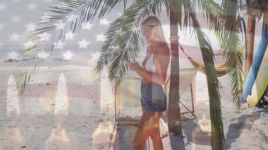 Plajda akıllı telefonları kaydıran bir kadın, bayrak mumunu tekrar ortaya çıkarmak için teknik tıkırtıyı kullanıyor. Tropik, gevşeme, rahatlama, açık hava, tatil, dinginlik, minimalizm