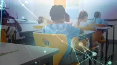 Asyalı çocuk sınıfa bakıp kameraya doğru dönüyor. Eğitim verilerini gösteren ağ örtüşüyor. Çocuklar, sınıf, eğitim, dijital, teknoloji, öğrenme, okul