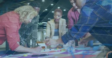 Takım iş planlama, kümelenme jetonları, fikirleri vurgulamak için öne çıkıyor. İşbirliği, beyin fırtınası, takım çalışması, strateji, planlama, ofis, yaratıcı